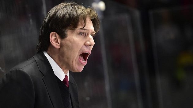 Trenér hokejové Sparty Uwe Krupp během utkání v Pardubicích. Trenér hokejové Sparty Uwe Krupp během utkání v Pardubicích.