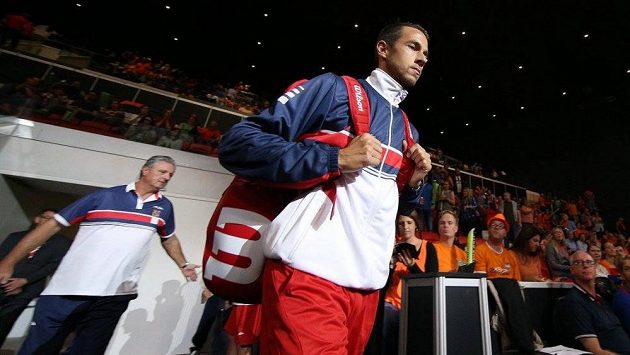 Lukáš Rosol a za ním daviscupový kapitán Jaroslav Navrátil během duelu s Nizozemskem. Lukáš Rosol a za ním daviscupový kapitán Jaroslav Navrátil během duelu s Nizozemskem.