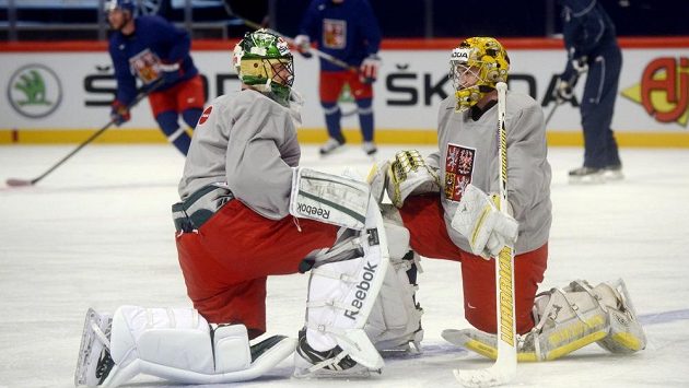 Brankáři Alexander Salák (vlevo) a Pavel Francouz v hale Globen ve Stockholmu na tréninku české hokejové reprezentace. Brankáři Alexander Salák (vlevo) a Pavel Francouz v hale Globen ve Stockholmu na tréninku české hokejové reprezentace.