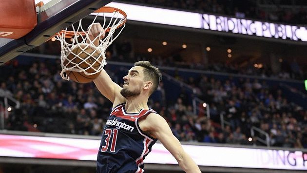 Tomáš Satoranský z Washingtonu smečuje do koše v utkání proti Philadelphii. Tomáš Satoranský z Washingtonu smečuje do koše v utkání proti Philadelphii.