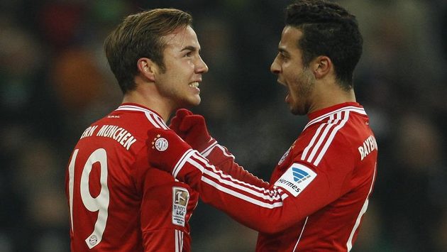 Thiago Alcantara (vpravo) a Mario Götze oslavují gól Bayernu. Thiago Alcantara (vpravo) a Mario Götze oslavují gól Bayernu.