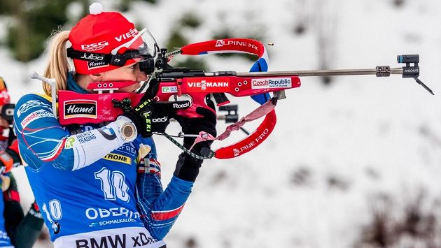 Eva Puskarčíková při střelbě během stíhačky v Oberhofu. Eva Puskarčíková při střelbě během stíhačky v Oberhofu.