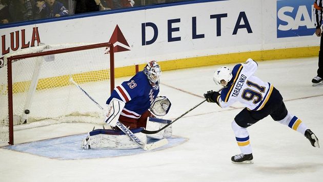 Křídelník Vladimir Tarasenko střílí v samostatných nájezdech vítězný gól St. Louis v utkání proti New Yorku Rangers. V brance Cam Talbot. Křídelník Vladimir Tarasenko střílí v samostatných nájezdech vítězný gól St. Louis v utkání proti New Yorku Rangers. V brance Cam Talbot.
