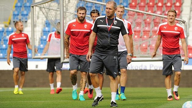 Trenér Roman Pivarník (uprostřed) na tréninku FC Viktoria Plzeň. Trenér Roman Pivarník (uprostřed) na tréninku FC Viktoria Plzeň.