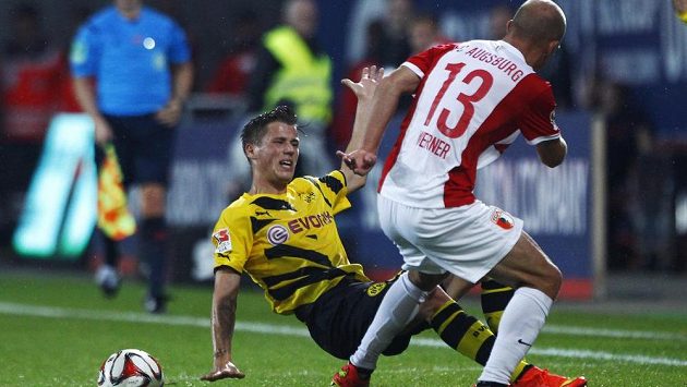 Tobias Werner (vpravo) z Augsburgu zastavuje Erika Durma z Borussie Dortmund. Tobias Werner (vpravo) z Augsburgu zastavuje Erika Durma z Borussie Dortmund.