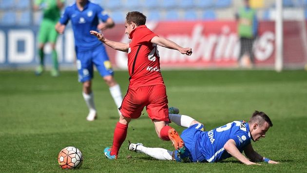 Liberecký Jan Sýkora (vpravo) v souboji s Aloisem Hyčkou z Brna. Liberecký Jan Sýkora (vpravo) v souboji s Aloisem Hyčkou z Brna.
