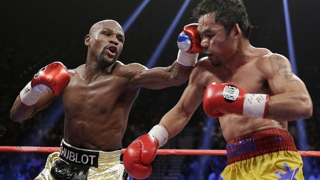 Floyd Mayweather Jr. (vlevo) přechází do útoku, Pacquiao schytává úder. Floyd Mayweather Jr. (vlevo) přechází do útoku, Pacquiao schytává úder.