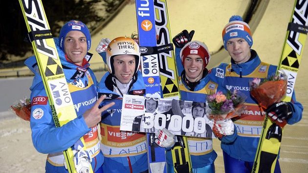 Rakouští skokané Thomas Diethart (druhý zleva), Stefan Kraft, Michael Hayboeck (vpravo) a Gregor Schlierenzauer (vlevo) slaví vítězství v Lahti. Rakouští skokané Thomas Diethart (druhý zleva), Stefan Kraft, Michael Hayboeck (vpravo) a Gregor Schlierenzauer (vlevo) slaví vítězství v Lahti.