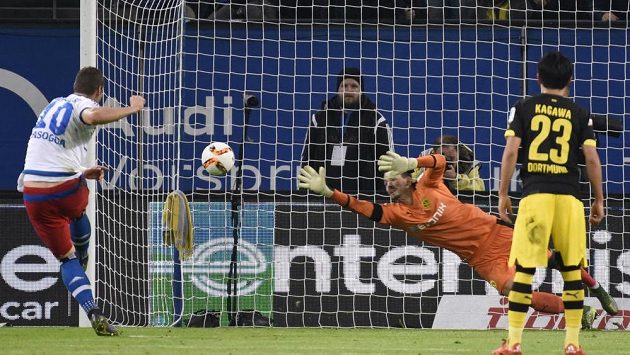 Pierre Michel Lasogga z Hamburku překonává z pokutového kopu brankáře Borussie Dortmund Romana Buerkiho. Pierre Michel Lasogga z Hamburku překonává z pokutového kopu brankáře Borussie Dortmund Romana Buerkiho.