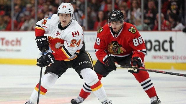 Jiří Hudler (24) nechyběl u dalšího vítězství hokejistů Calgary Flames, tentokrát na ledě Chicaga. Vpravo je hráč Blackhawks Patrick Kane. Jiří Hudler (24) nechyběl u dalšího vítězství hokejistů Calgary Flames, tentokrát na ledě Chicaga. Vpravo je hráč Blackhawks Patrick Kane.