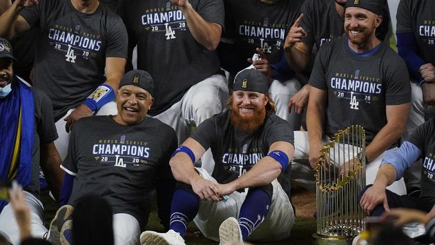 Baseballisté Los Angeles Dodgers, noví šampioni MLB s cennou trofejí. Baseballisté Los Angeles Dodgers, noví šampioni MLB s cennou trofejí.