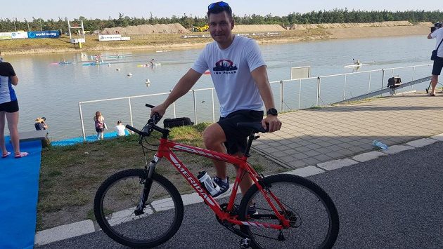 Jan Štěrba už se po Račicích pohybuje jen na kole. Jan Štěrba už se po Račicích pohybuje jen na kole.