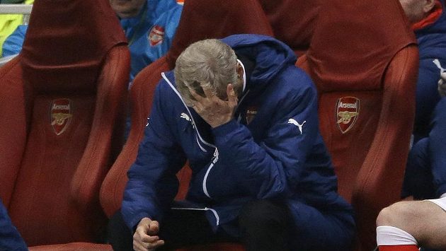 Zdrcený kouč Arsenalu Arsene Wenger během porážky od Monaka. Zdrcený kouč Arsenalu Arsene Wenger během porážky od Monaka.