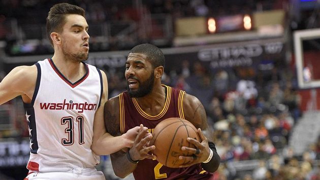 Tomáš Satoranský v souboji s Kyrie Irvingem během utkání Washingtonu s Clevelandem Tomáš Satoranský v souboji s Kyrie Irvingem během utkání Washingtonu s Clevelandem