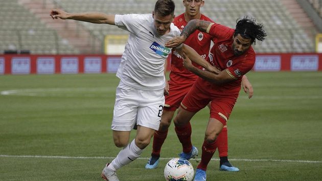 Fotbalista Royalu Antverpy Lior Refaelov (vpravo) v souboji s plzeňským Lukášem Hejdou v utkání 3. předkola Evropské ligy. Fotbalista Royalu Antverpy Lior Refaelov (vpravo) v souboji s plzeňským Lukášem Hejdou v utkání 3. předkola Evropské ligy.