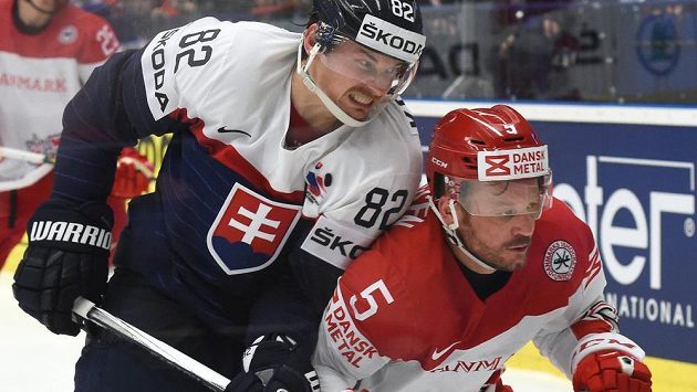 Kapitán slovenského výběru Tomáš Kopecký (vlevo) v souboji s Danielem Nielsenem z Dánska. Kapitán slovenského výběru Tomáš Kopecký (vlevo) v souboji s Danielem Nielsenem z Dánska.