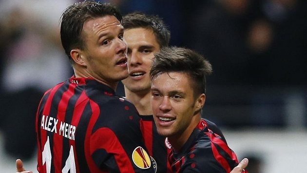 Útočník Frankfurtu Václav Kadlec (vpravo) má v Evropské lize často důvod k radosti. Útočník Frankfurtu Václav Kadlec (vpravo) má v Evropské lize často důvod k radosti.