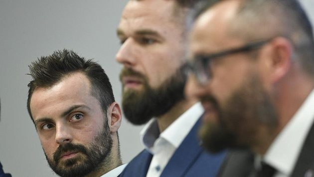 Zleva Michal Řepík ze Sparty, plzeňský Milan Gulaš a prezident výkonného výboru České asociace hokejistů (CAIHP) Libor Zbořil. Zleva Michal Řepík ze Sparty, plzeňský Milan Gulaš a prezident výkonného výboru České asociace hokejistů (CAIHP) Libor Zbořil.