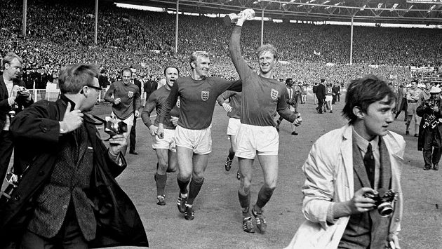 Jack Charlton (vpravo) s trofejí pro anglické mistry světa po finálové výhře 4:2 nad SRN v roce 1966. Jack Charlton (vpravo) s trofejí pro anglické mistry světa po finálové výhře 4:2 nad SRN v roce 1966.
