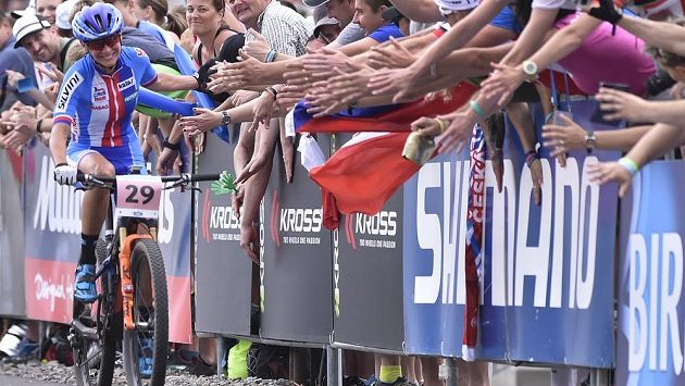 Diváci vítají v cíli Češku Kateřinu Nash, která skončila sedmá. Diváci vítají v cíli Češku Kateřinu Nash, která skončila sedmá.