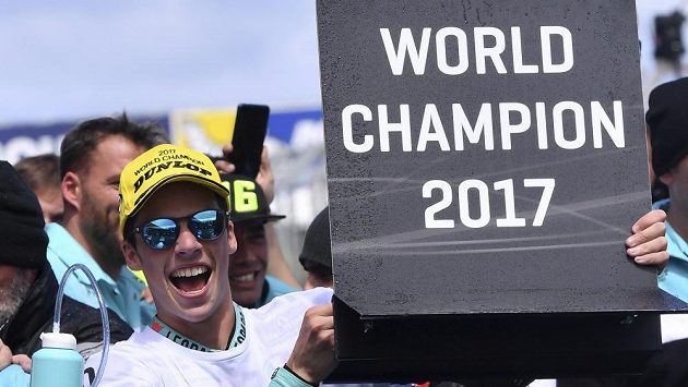 Španělský motocyklista Joan Mir slaví titul ve třídě Moto 3 po vítězství ve Velké Ceně Austrálie. Španělský motocyklista Joan Mir slaví titul ve třídě Moto 3 po vítězství ve Velké Ceně Austrálie.