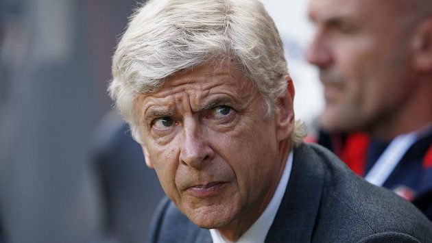 Fanoušci Arsenalu jsou rozezlení, trenér Arséne Wenger měl podle nich přivést víc posil než jen Petra Čecha. Fanoušci Arsenalu jsou rozezlení, trenér Arséne Wenger měl podle nich přivést víc posil než jen Petra Čecha.