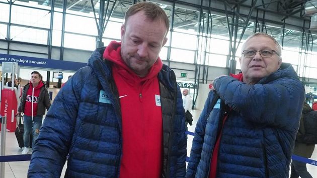 Šéftrenér českých atletů Tomáš Dvořák (vlevo) při odletu do Birminghamu spolu s dalším koučem Františkem Ptáčníkem. Šéftrenér českých atletů Tomáš Dvořák (vlevo) při odletu do Birminghamu spolu s dalším koučem Františkem Ptáčníkem.
