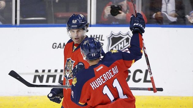 Jaromír Jágr (68) z Floridy jásá s Jonathanem Huberdeauem (11) po gólu proti Buffalu. Jaromír Jágr (68) z Floridy jásá s Jonathanem Huberdeauem (11) po gólu proti Buffalu.
