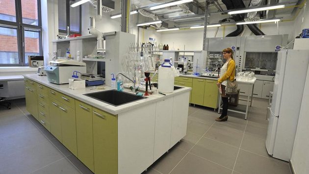Chemická laboratoř. Ilustrační foto. Chemická laboratoř. Ilustrační foto.