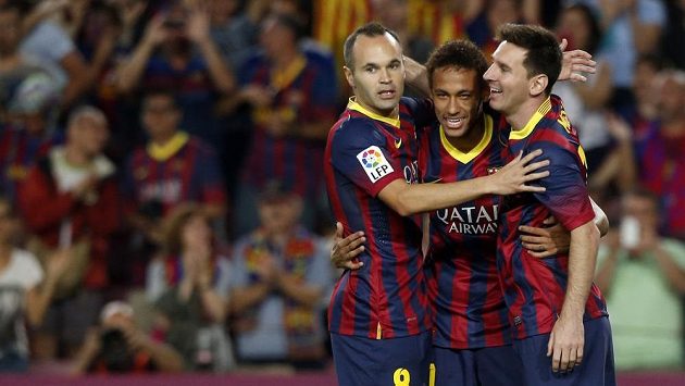 Fotbalisté Barcelony se radují z gólu proti Realu Sociedad. Zleva Iniesta, Neymar, Messi. Fotbalisté Barcelony se radují z gólu proti Realu Sociedad. Zleva Iniesta, Neymar, Messi.