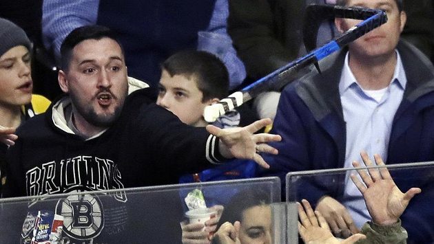 Fanoušek Bostonu chytá hokejku, kterou vhodil do hlediště útočník Bruins David Pastrňák poté, co překonal krajana v brance Detroitu Petra Mrázka. Fanoušek Bostonu chytá hokejku, kterou vhodil do hlediště útočník Bruins David Pastrňák poté, co překonal krajana v brance Detroitu Petra Mrázka.