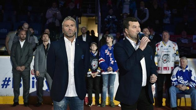 Před extraligovým zápasem mezi Libercem a Spartou byl slavnostně vyvěšen ke stropu arény dres útočníka Petra Nedvěda (vlevo v popředí). Před extraligovým zápasem mezi Libercem a Spartou byl slavnostně vyvěšen ke stropu arény dres útočníka Petra Nedvěda (vlevo v popředí).