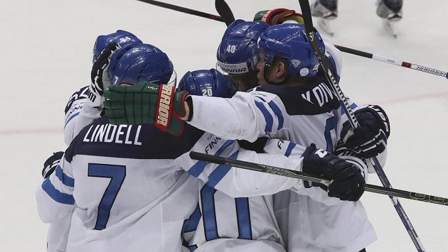 Hokejisté Finska slaví vstřelený gól v semifinálovém duelu s Ruskem - ilustrační foto. Hokejisté Finska slaví vstřelený gól v semifinálovém duelu s Ruskem - ilustrační foto.
