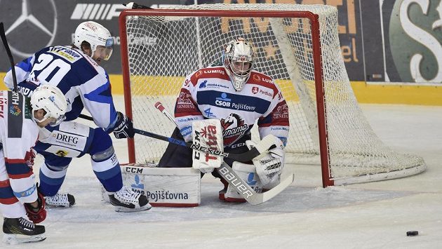 Zprava brankář Pardubic Ondřej Kacetl a Hynek Zohorna z Brna. Zprava brankář Pardubic Ondřej Kacetl a Hynek Zohorna z Brna.