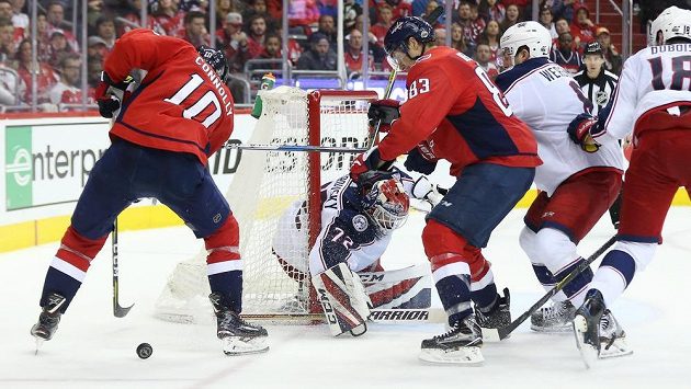 Útočník Washingtonu Brett Connolly (10) se snaží zkrotit skákavý puk. Útočník Washingtonu Brett Connolly (10) se snaží zkrotit skákavý puk.