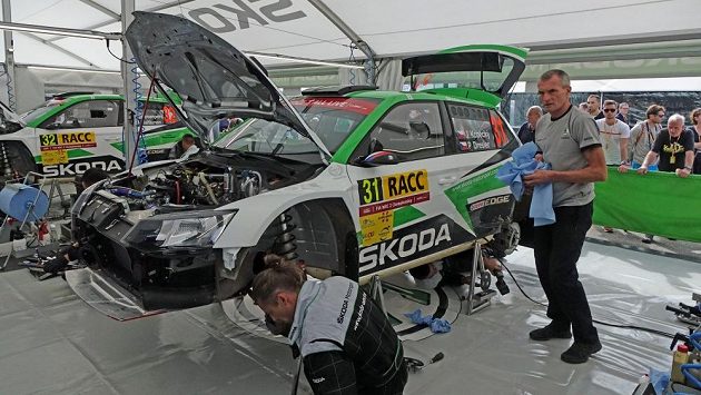 Josef Kopecký (vpravo) pečuje o závodní Škodu Fabii R5 syna Jana během Španělské rallye. Josef Kopecký (vpravo) pečuje o závodní Škodu Fabii R5 syna Jana během Španělské rallye.