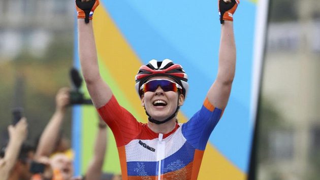 Nizozemka Anna van der Breggenová se raduje z vítězství v olympijském závodě. Nizozemka Anna van der Breggenová se raduje z vítězství v olympijském závodě.