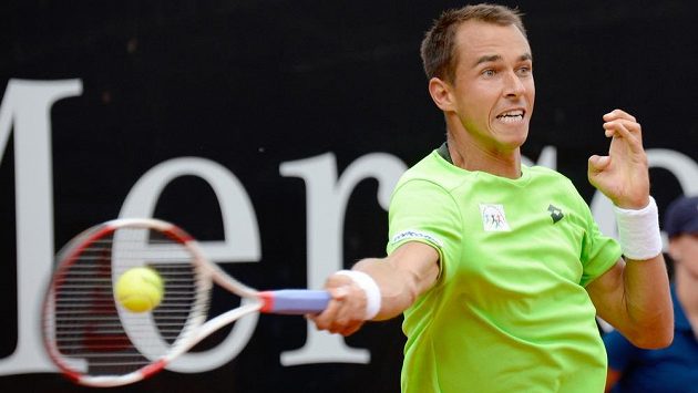Lukáš Rosol ve finále antukového turnaje ve Stuttgartu proti Španělovi Robertu Bautistovi. Lukáš Rosol ve finále antukového turnaje ve Stuttgartu proti Španělovi Robertu Bautistovi.