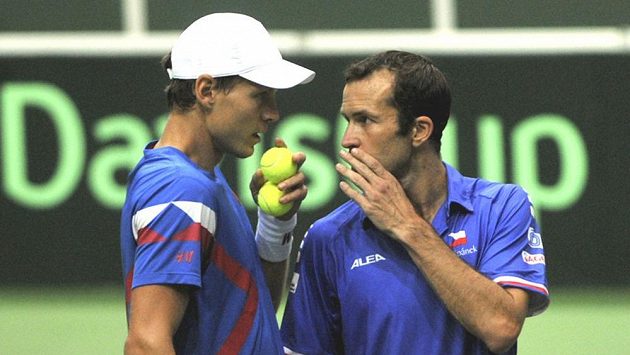 Český deblový pár Tomáš Berdych (vlevo) a Radek Štěpánek v sobotním zápase Davisova poháru s Nizozemskem. Český deblový pár Tomáš Berdych (vlevo) a Radek Štěpánek v sobotním zápase Davisova poháru s Nizozemskem.
