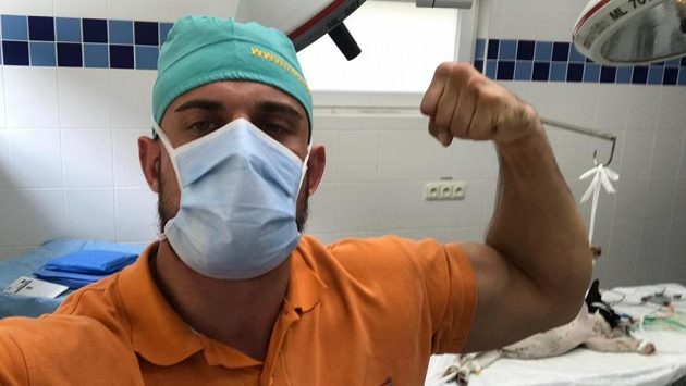 Ondřej Raška se může chlubit vysokoškolským diplomem. Mezi zápasy se z něj stal veterinář. Ondřej Raška se může chlubit vysokoškolským diplomem. Mezi zápasy se z něj stal veterinář.