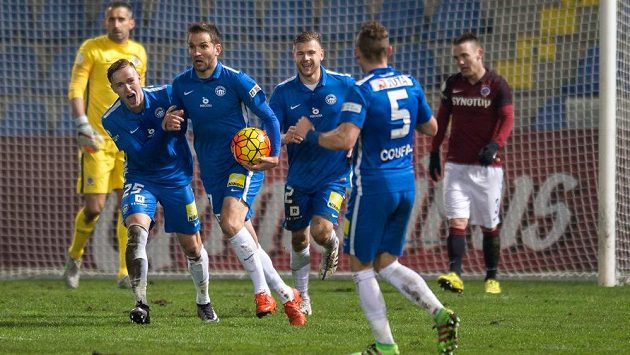 Liberecký útočník Marek Bakoš (druhý zleva) slaví se spoluhráči gól proti Spartě v úvodním čtvrtfinálovém utkání MOL Cupu. Liberecký útočník Marek Bakoš (druhý zleva) slaví se spoluhráči gól proti Spartě v úvodním čtvrtfinálovém utkání MOL Cupu.