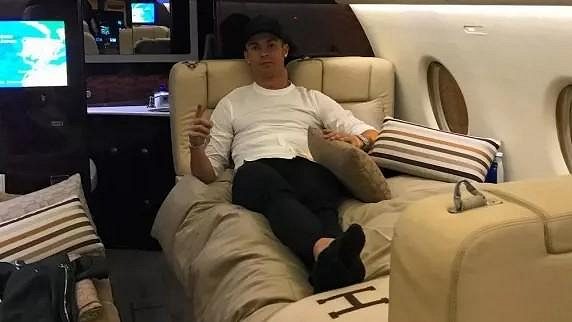Cristiano Ronaldo ve svém luxusně vybaveném tryskáči Cristiano Ronaldo ve svém luxusně vybaveném tryskáči