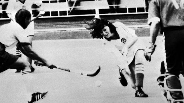 Olympiáda v Moskvě 1980. Alena Kyselicová (dnes Mejzlíková) se snaží překonat indickou brankářku Margaret Toscanovou. Olympiáda v Moskvě 1980. Alena Kyselicová (dnes Mejzlíková) se snaží překonat indickou brankářku Margaret Toscanovou.