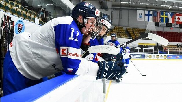 Zklamaní hokejisté Slovenska do 18 let, kteří sestoupili z elitní skupiny MS. Zklamaní hokejisté Slovenska do 18 let, kteří sestoupili z elitní skupiny MS.