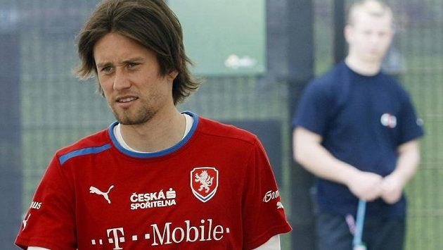 Kapitán české fotbalové reprezentace Tomáš Rosický přichází ve Vratislavi na trénink. Kapitán české fotbalové reprezentace Tomáš Rosický přichází ve Vratislavi na trénink.
