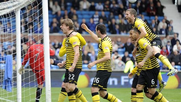 Fotbalisté Celtiku se radují z gólu. Fotbalisté Celtiku se radují z gólu.
