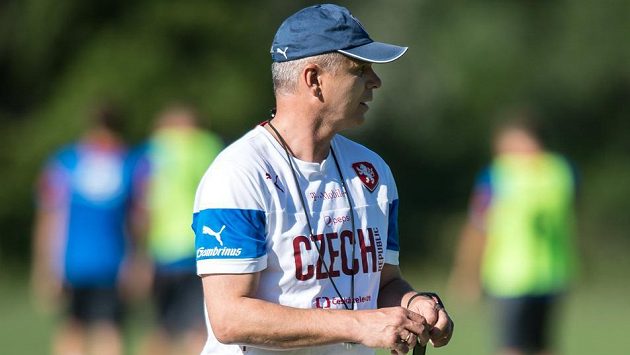 Trenér Vítězslav Lavička během tréninku reprezentace do 21 let. Trenér Vítězslav Lavička během tréninku reprezentace do 21 let.