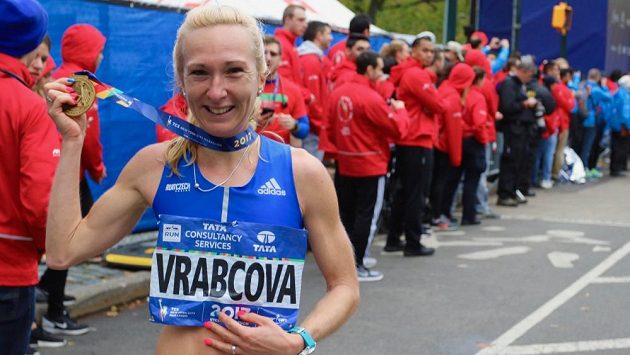Šťastná Eva Vrabcová-Nývltová po maratónu v New Yorku. Šťastná Eva Vrabcová-Nývltová po maratónu v New Yorku.