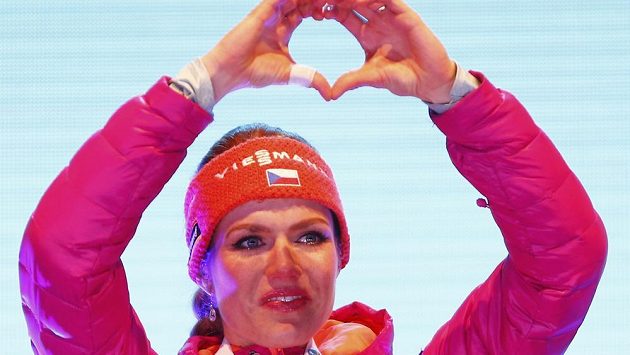 Srdíčko od mistryně světa v podání Gabriely Koukalové. Česká závodnice vyhrála na mistrovství světa v Hochfilzenu sprint na 7,5 kilometru. Srdíčko od mistryně světa v podání Gabriely Koukalové. Česká závodnice vyhrála na mistrovství světa v Hochfilzenu sprint na 7,5 kilometru.