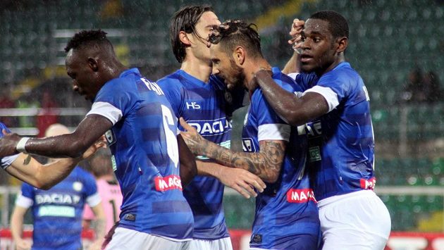 Útočník Udinese Cyril Théréau (druhý zprava) slaví se spoluhráči gól proti Palermu v dohrávce 10. kola italské ligy. Útočník Udinese Cyril Théréau (druhý zprava) slaví se spoluhráči gól proti Palermu v dohrávce 10. kola italské ligy.